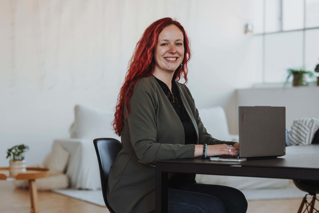 Sarina Portmann an ihrem Laptop am Arbeiten, welche Unterstützung in der Administration anbietet