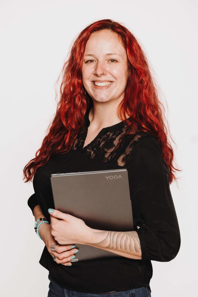 Sarina Portmann mit Laptop