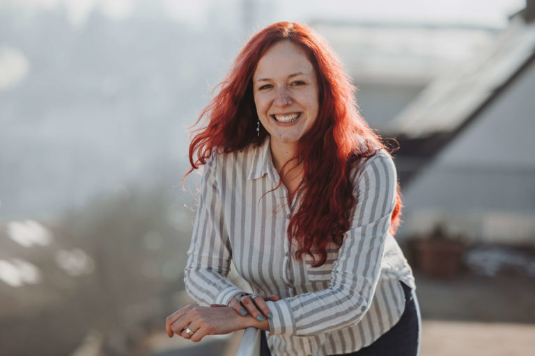 Sarina Portmann anlehnend an ein Geländer
