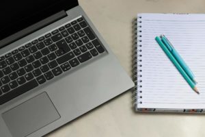 Stockfoto Laptop und Notizblock